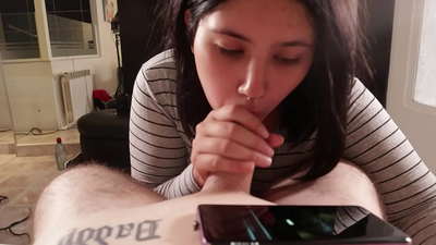 જ્યારે તે ડિઝની [કમ] જુએ છે ત્યારે હું મારી સાવકી બહેનને ચીડવું છું